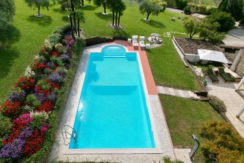 an overhead view of a swimming pool with flowers at Ca' Maiolo - Villa con piscina in Montecchio Maggiore