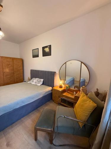 Кровать или кровати в номере Staromiejskie Retro Apartment by Downtown Apartments