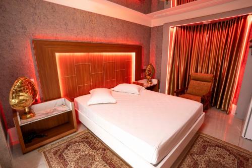 Ένα ή περισσότερα κρεβάτια σε δωμάτιο στο Golden Motel