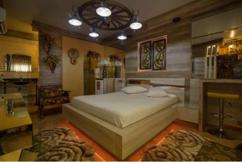 ein Schlafzimmer mit einem großen weißen Bett in einem Zimmer in der Unterkunft Golden Motel in Passo Fundo