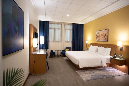 Postel nebo postele na pokoji v ubytování La Maison Hotel Doha