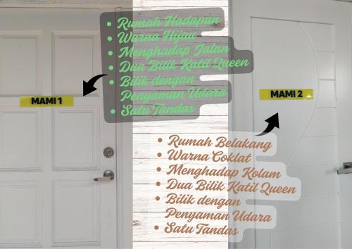 een bord met pijlen op een muur naast een deur bij Mami Homestay in Alor Setar