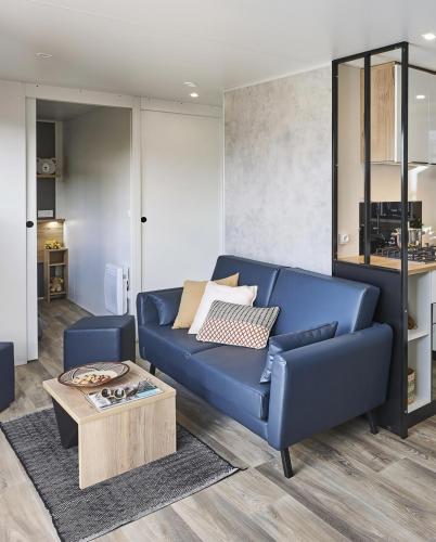 a living room with a blue couch and a coffee table at Modèle d'exception, 3 ch, 2 sdb, 43m2 - proche parc aquatique in Lattes