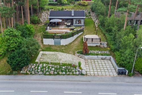 una vista aérea de una casa con jardín en Sjöutsikt Sövde, en Sövde
