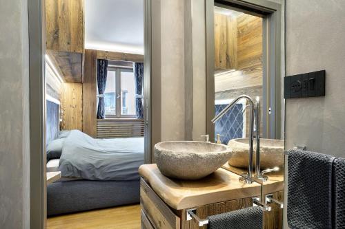 Кровать или кровати в номере Apt Design a Campiglio 400m funivie