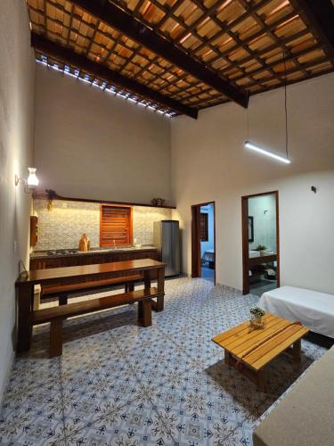 Zimmer mit Billardtisch und Bank in der Unterkunft Lyttos Bungalows in Icapuí