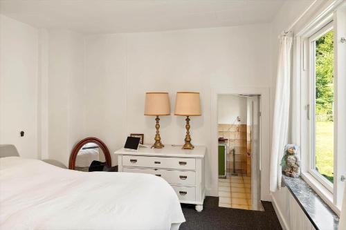 Una habitación blanca con una cama y una ventana en 8254-Vordingborg-Masnedovej-34, en Ore