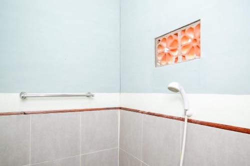 Ένα μπάνιο στο RedDoorz near Lotte Mart Maguwoharjo Yogyakarta