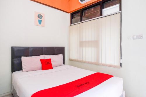 Ένα ή περισσότερα κρεβάτια σε δωμάτιο στο RedDoorz near Lotte Mart Maguwoharjo Yogyakarta