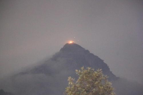 AR lodge في تيروفانمالي: جبل عليه ضوء