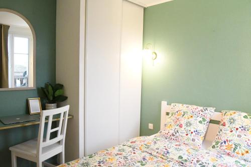 Beaune Levernois - Piscine Chauffée, Sauna et Golf في ليفيرنوا: غرفة نوم بها سرير ومكتب ومرآة