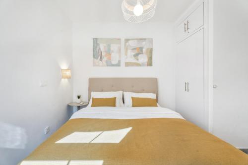 een slaapkamer met een groot bed met een gele deken erop bij Yucca Park 1 Bed Apartment in Adeje