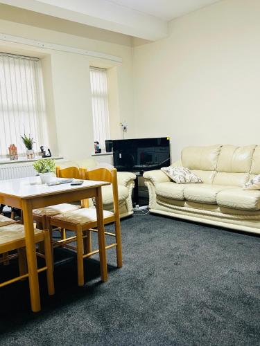 una sala de estar con un sofá y una mesa en Sunnydale Homes, en Rotherham