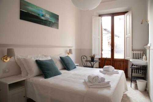 Una cama o camas en una habitación de Hotel Canada