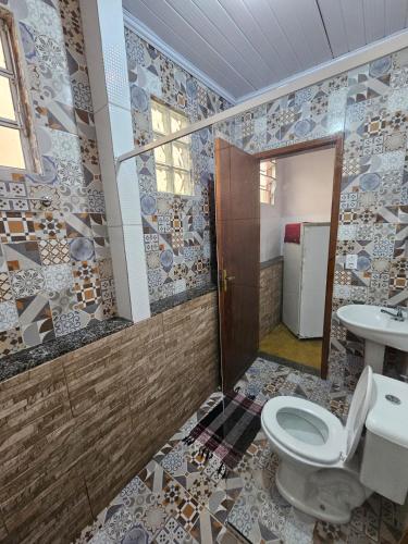 a bathroom with a toilet and a sink at Pousada Ecológica Bicho Preguiça in Trindade