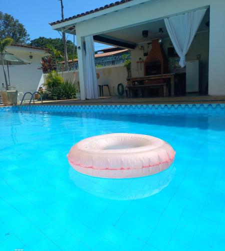 una piscina con un frisbee en el agua en Casa75, en Socorro