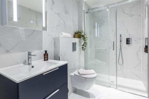 Ένα μπάνιο στο Bright Apartments Near Farnham Castle by StayStayStay