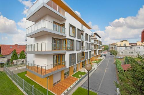 un edificio de apartamentos con balcones en una calle en Baltic Sands, en Hel