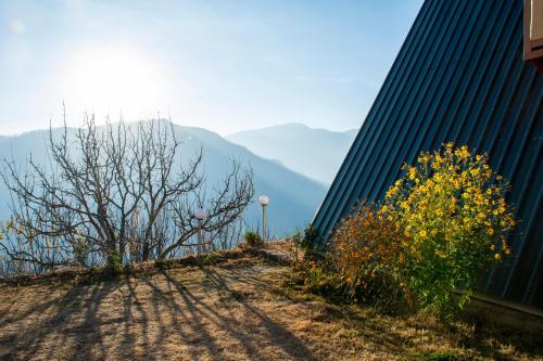 una valla con vistas a una montaña en Palach Kothi, en Banjār