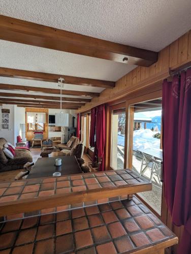 a living room with a couch and a table at Appartement-chalet à Verbier près des pistes in Verbier