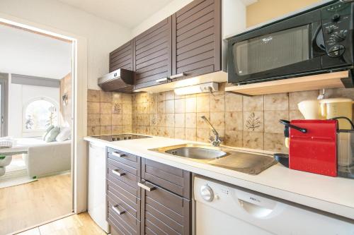 Kuchyň nebo kuchyňský kout v ubytování Le Roche Mantel - Appart 4p à Alpe d'Huez