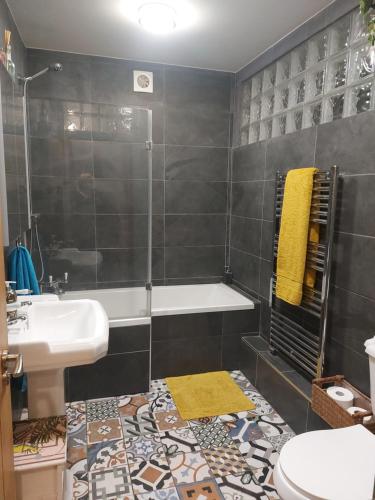 Ένα μπάνιο στο Cosy room in canalside home