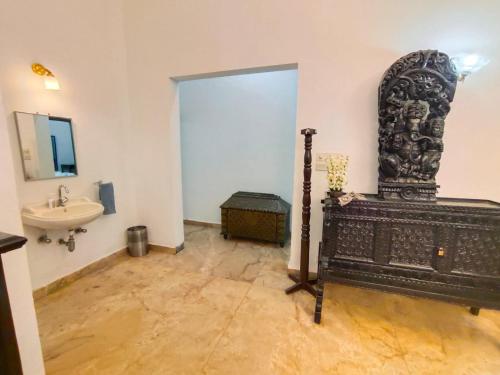 een badkamer met een bed, een wastafel en een spiegel bij Villa Portuguesa 5 bhk calangute in Calangute