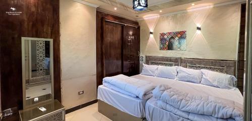 Giường trong phòng chung tại Ramses Pyramids View Apartment
