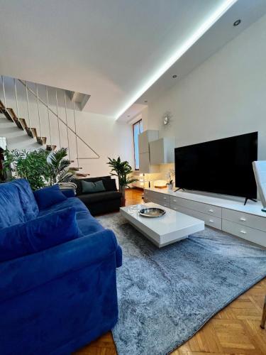 Μια τηλεόραση ή/και κέντρο ψυχαγωγίας στο attico ARENA,200mq NETFLIX WIFI AIR CONDITIONING