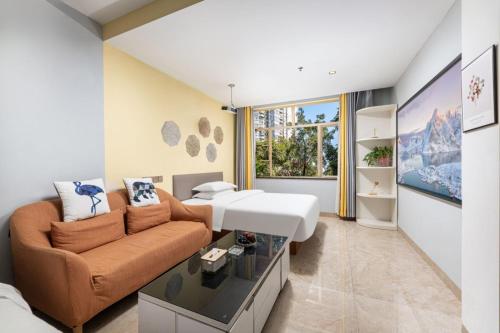 un salon avec un canapé et un lit dans l'établissement Chami Apartment Hotel, Buhadi, à Canton