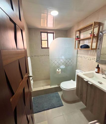 a small bathroom with a toilet and a sink at Apartamento con Piscina 2 Habitaciones Cerca de la Playa Bavaro in Punta Cana