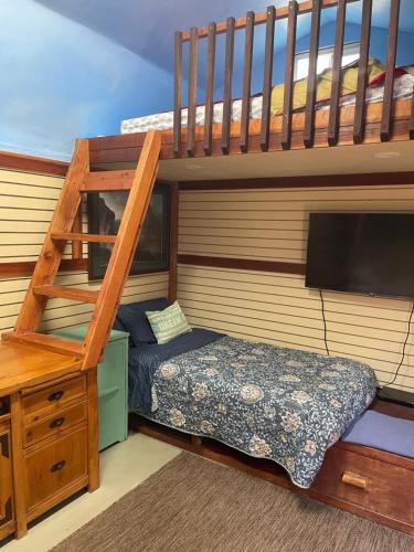 ein Etagenbett und einen Schreibtisch in einem Zimmer in der Unterkunft Mystic Canyon Inn in El Cajon