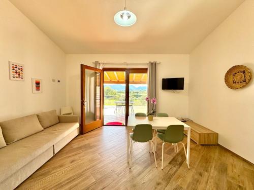 una sala de estar con un sofá y una mesa en Cronta Apartments, en Bari Sardo