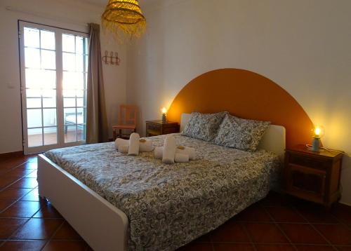 Ένα ή περισσότερα κρεβάτια σε δωμάτιο στο CASA MALUCA by Stay in Alentejo