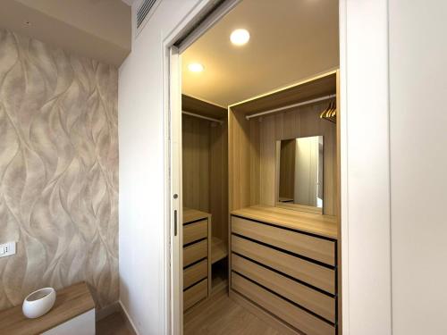 vestidor con tocador y espejo en The Villas - Guest Houses, en Scafati