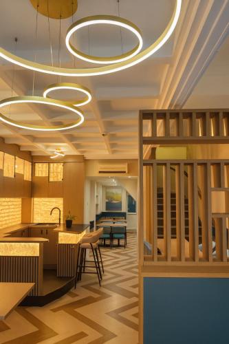 un vestíbulo de oficina con un gran techo circular en Lyo Hôtel - Centre Lyon Perrache, en Lyon