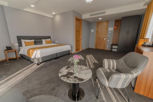 Postel nebo postele na pokoji v ubytování Burki Castle & Cellar