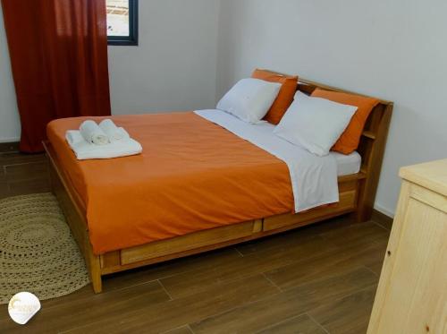 a bed with two towels on top of it at Maison moderne et spacieuse 9 min Ivato aeroport 