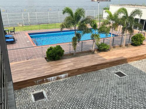 Bazén v ubytování Beautiful 4 bedroom by the water nebo v jeho okolí