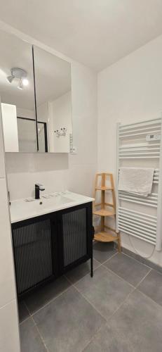 Koupelna v ubytování L'arcade Grand appart 10 pers-400m du sanctuaire 3 chambres 2 SDB arcade baby foot