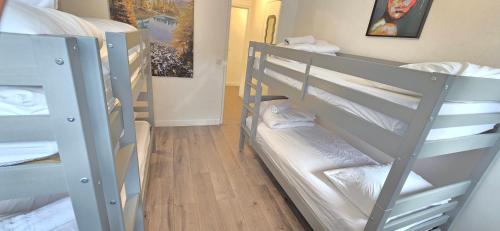 Postel nebo postele na pokoji v ubytování L'arcade Grand appart 10 pers-400m du sanctuaire 3 chambres 2 SDB arcade baby foot