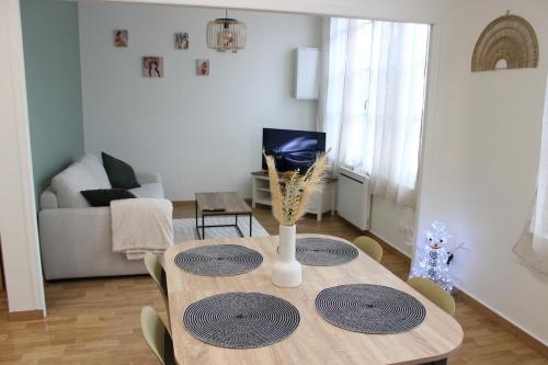 Μια τηλεόραση ή/και κέντρο ψυχαγωγίας στο Le Nid du Château Sully-sur-Loire