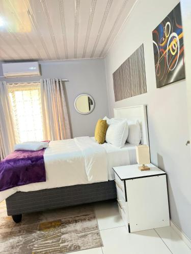 Un pat sau paturi într-o cameră la Lux9 Suites