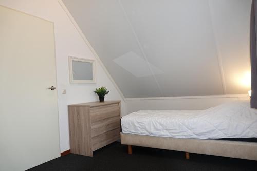 Postel nebo postele na pokoji v ubytování Vakantiepark De Kremmer