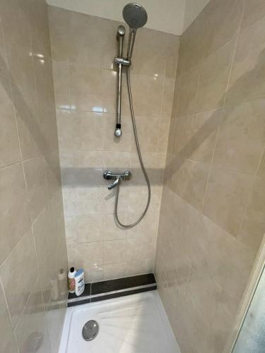 Ένα μπάνιο στο Appartement authentique 4 perso Cœur de Joigny Cosy 5