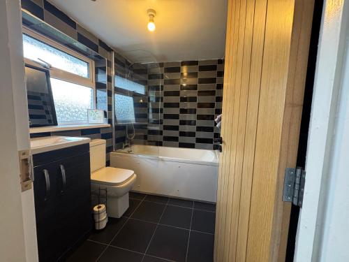 Ένα μπάνιο στο Cosy 3 Bedroom in Birmingham