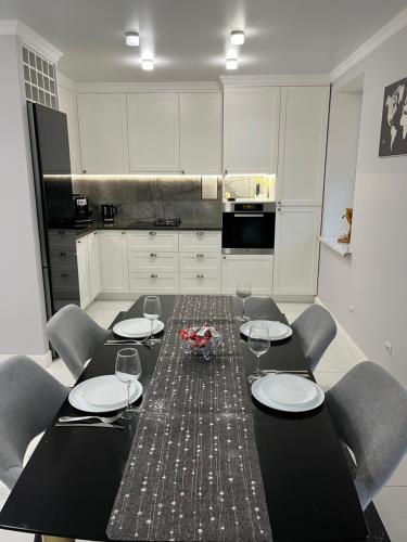 CăuşeniにあるApartament modernのキッチン(ダイニングテーブル、椅子、ガラス付)