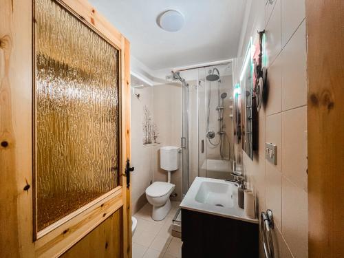 Et badeværelse på Petit Frachey - Poluc Apartments Monolocale