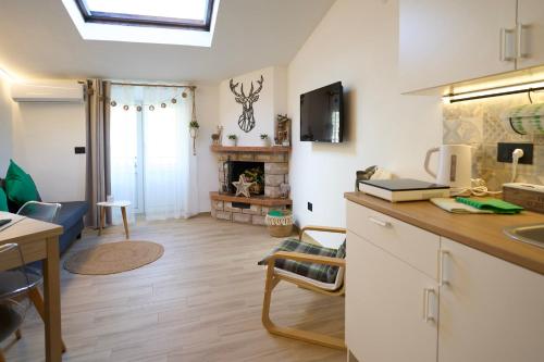 a kitchen and living room with a counter top at Casa Vacanze Nonna Bambina in Palena