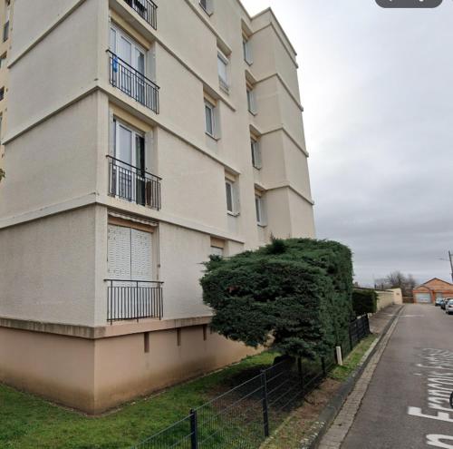 Το κτήριο όπου στεγάζεται  το διαμέρισμα